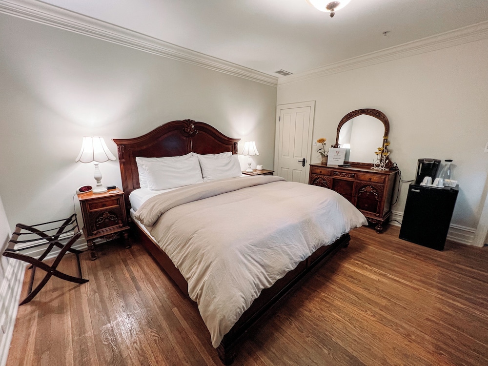 Standard Suite, 1 King Bed, Balcony photo 1