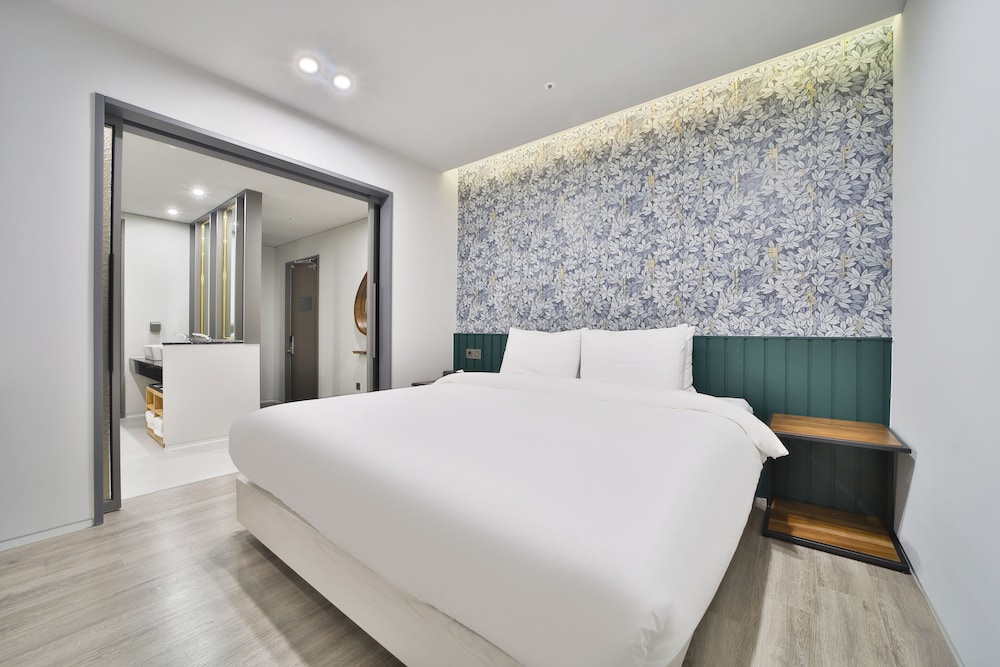 Suite Family Room - Photo 18