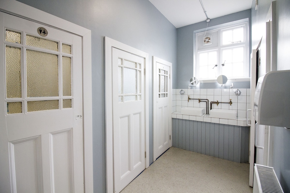 Basic Small Double With Shared Bathroom photo 3