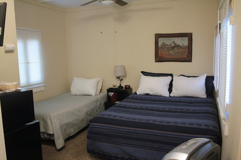 Junior Room, Refrigerator & Microwave, Courtyard View