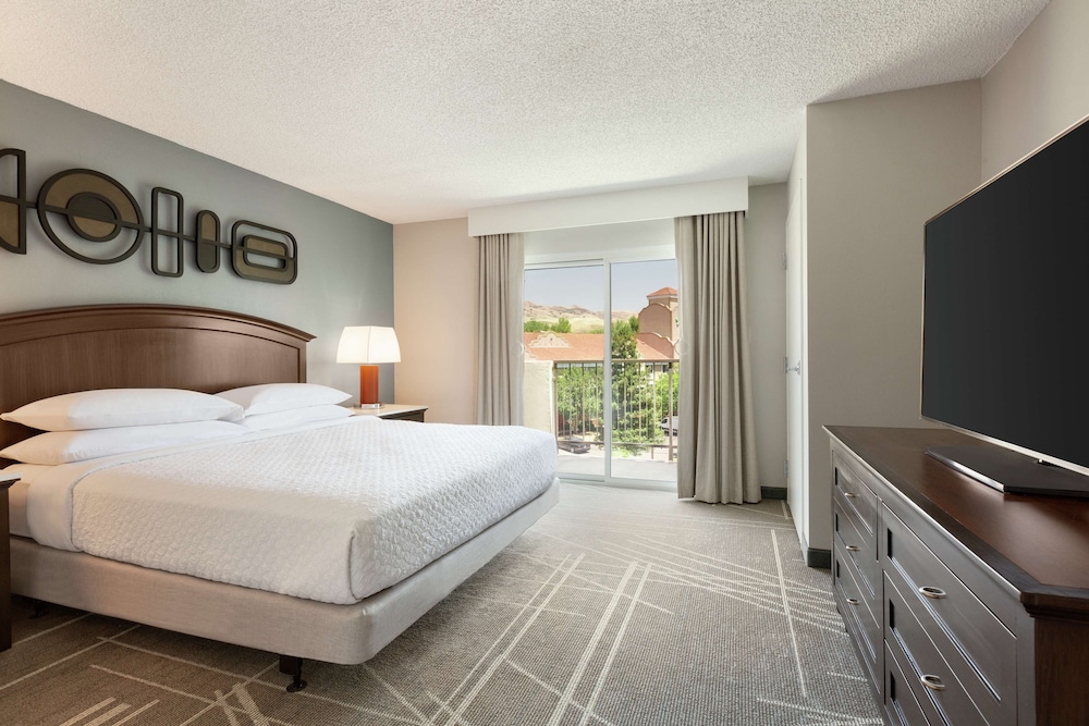 Premium Room, 1 King Bed with Sofa bed - Photo 5