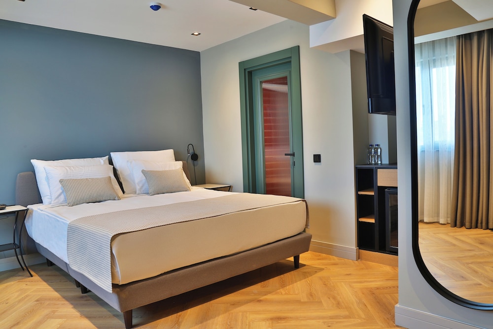 Comfort Room, 1 King Bed, City View