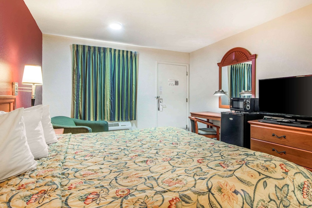 Standard Room, 1 King Bed, Non Smoking photo 3