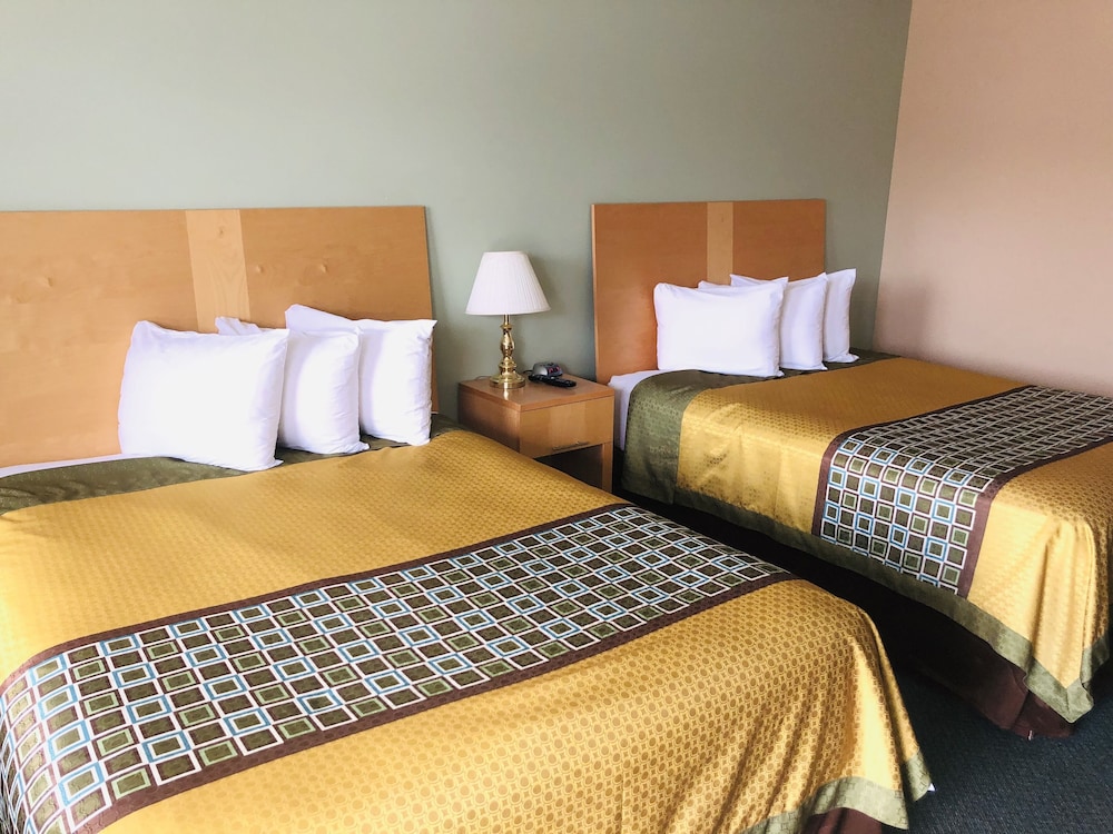 Standard Room, 2 Queen Beds, Non Smoking, Refrigerator & Microwave photo 3