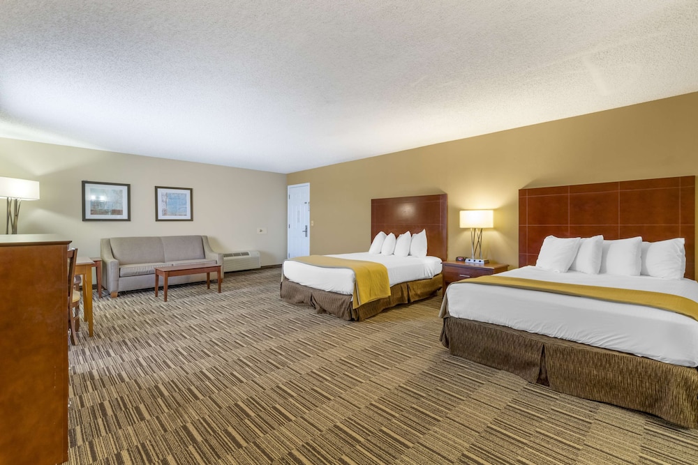 Standard Room, 2 Queen Beds, Non Smoking, Refrigerator & Microwave (with Sofabed;Oversized Room) photo 1