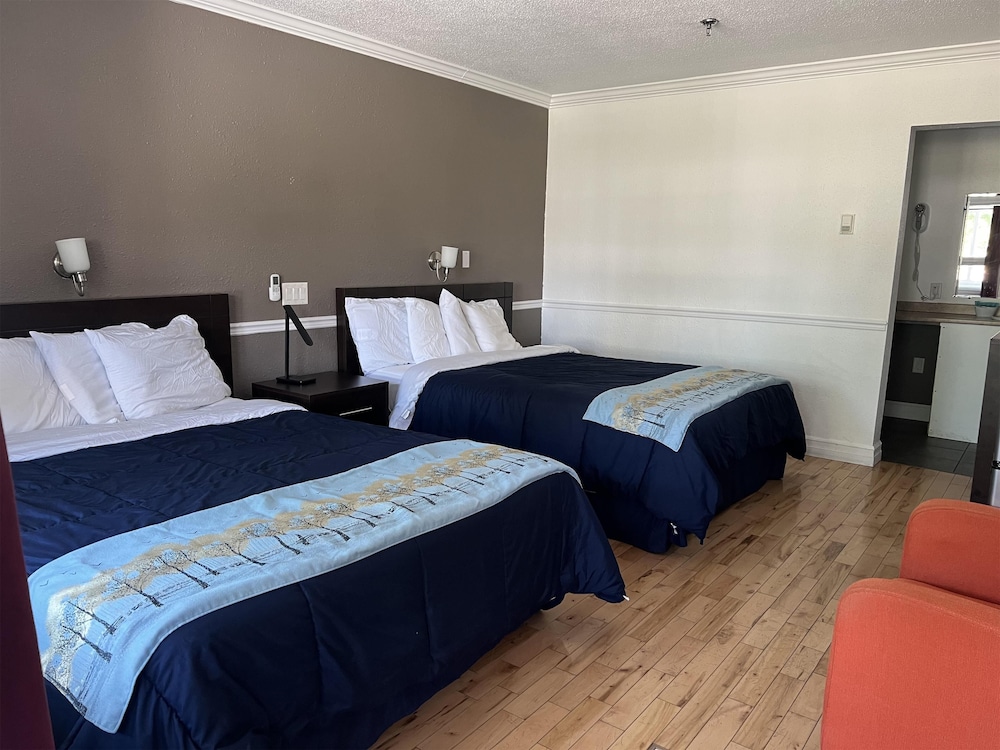 Standard Room, 2 Queen Beds, Non Smoking, Sea View (Larger Room;with Sofabed) photo 2