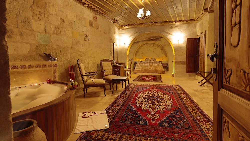 Presidential Cave Suite