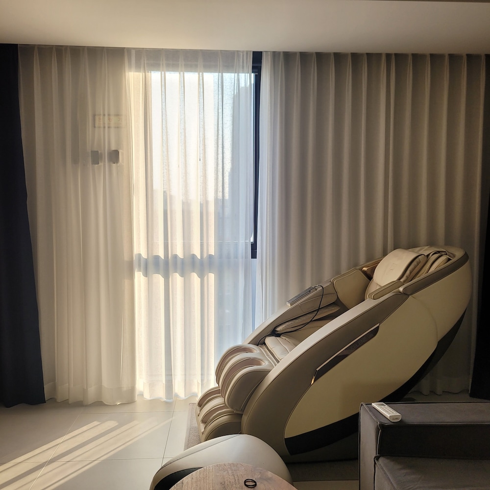 Suite Family Room - Photo 14