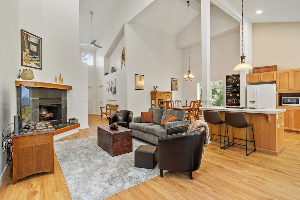 House, 1 Queen Bed With Sofa Bed, Fireplace