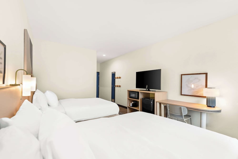Room, 2 Queen Beds, Accessible, Bathtub - Photo 1
