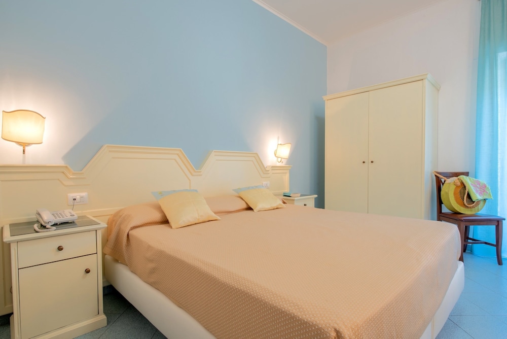 Classic Double or Twin Room, Balcony photo 2