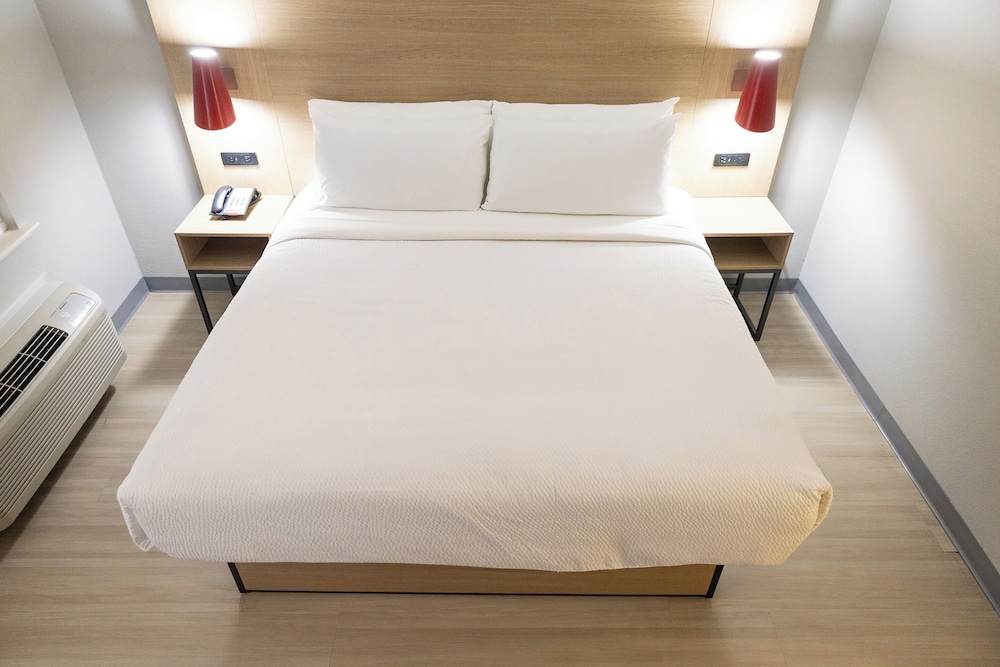 Single Room, 1 King Bed, Accessible photo 2