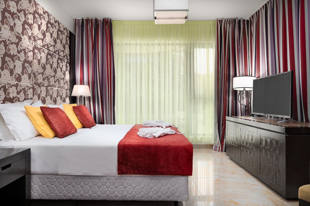 Standard Twin Room 3 Guests - Photo 4