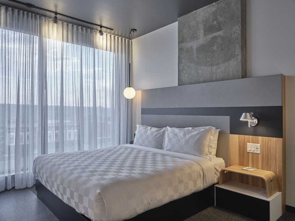 Classic Room, 1 King Bed, Mountain View photo 3