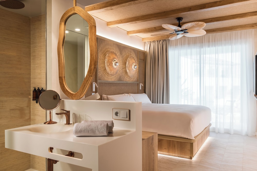 Superior Double Room, Balcony, Pool View (Foodie Experience)