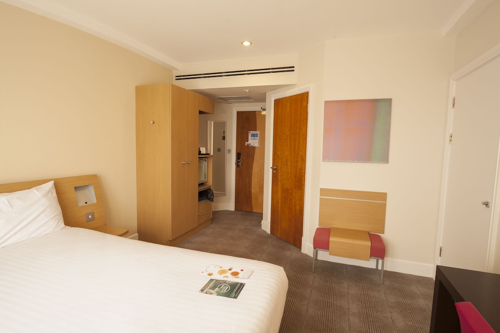 Standard Room, 1 Queen Bed with Sofa bed - Photo 2