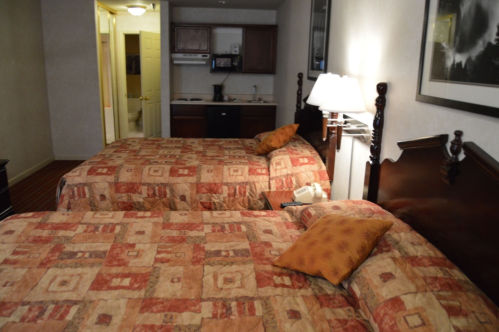 Room, 2 Queen Beds (Spa Tub and kitchenette) - Photo 1