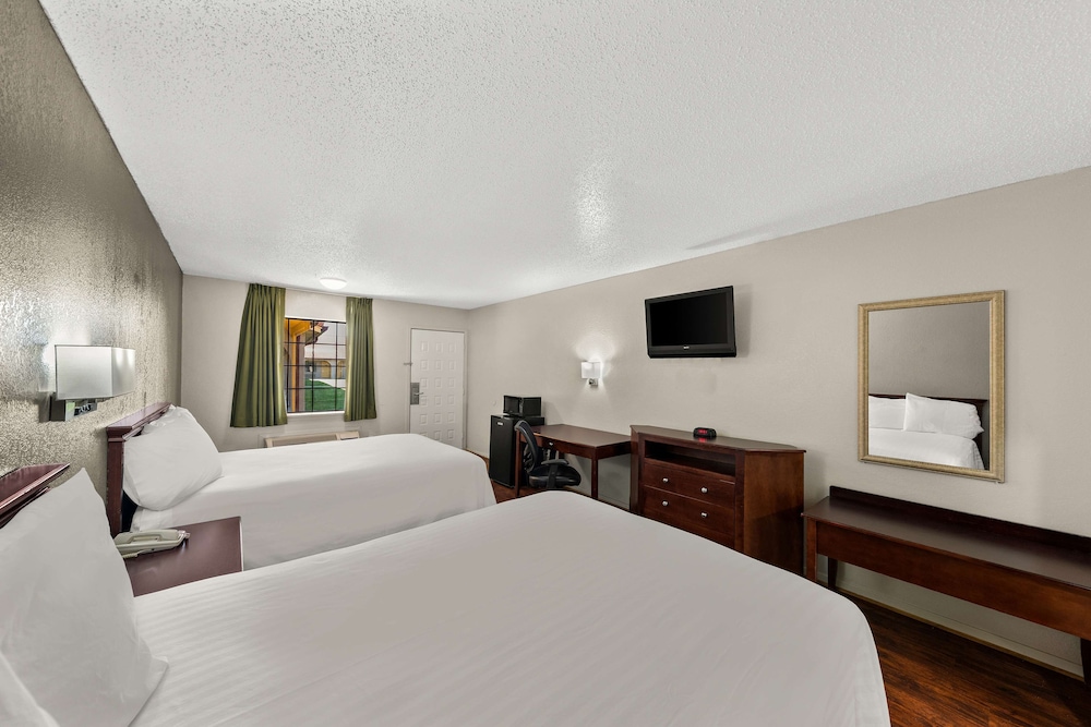 Room, 2 Queen Beds, Smoking photo 1