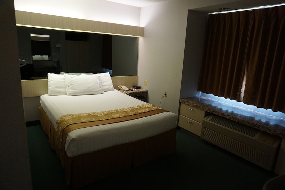 Basic Single Room, 1 Queen Bed, Smoking - Photo 3
