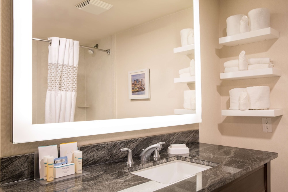 Room, 2 Queen Beds, Accessible, Bathtub - Photo 7