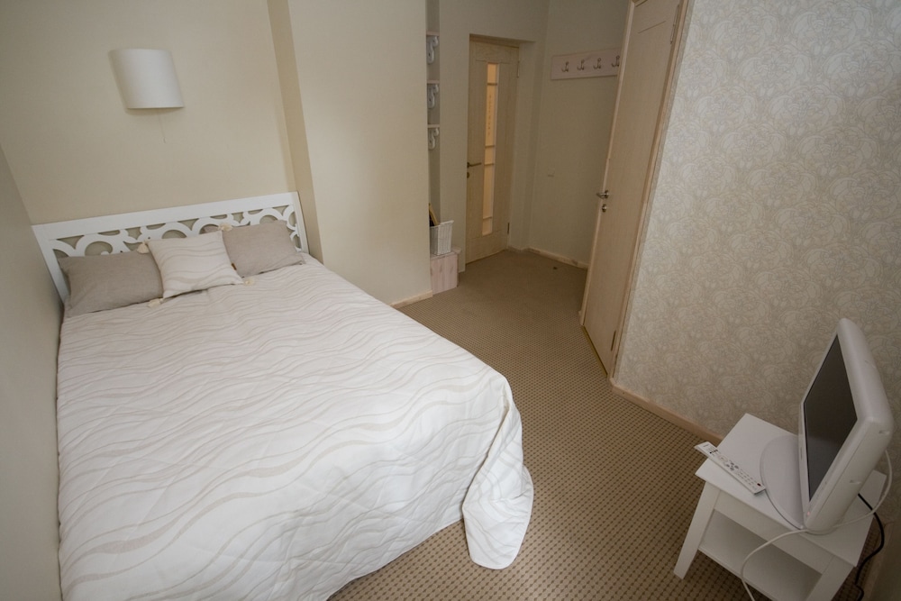 Basic Double Room, 1 Double Bed, Private Bathroom, Golf View photo 2