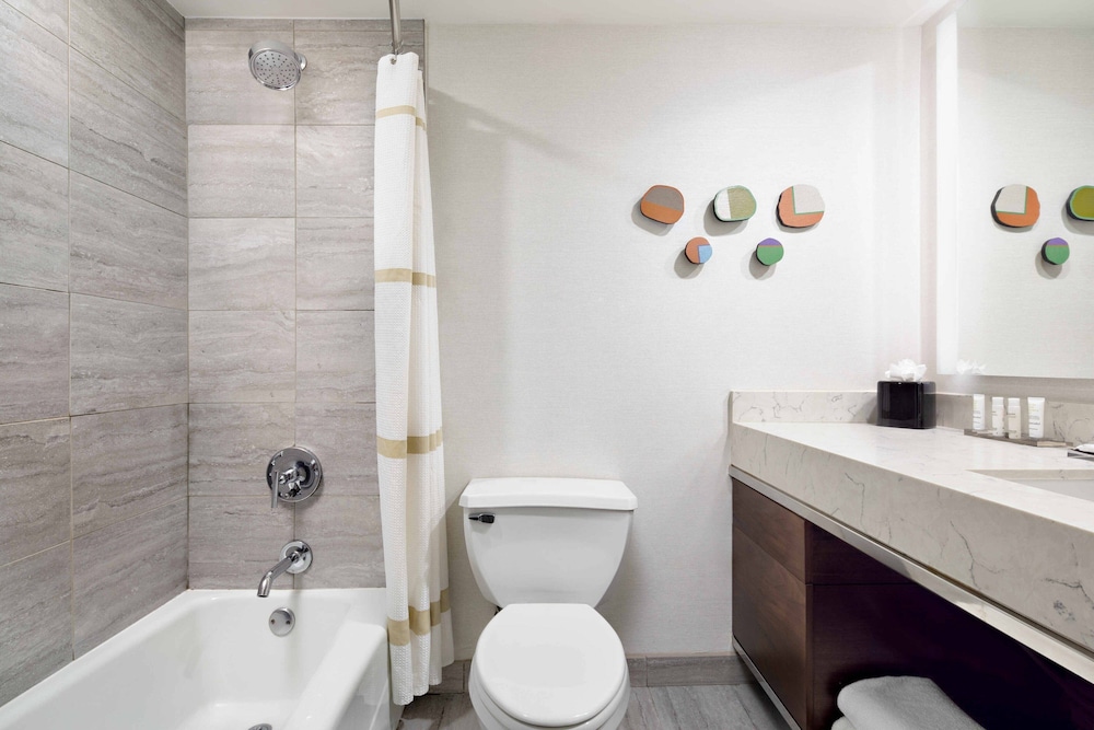 Room, 1 King Bed (Mobility/Hearing Accessible, Tub) - Photo 6