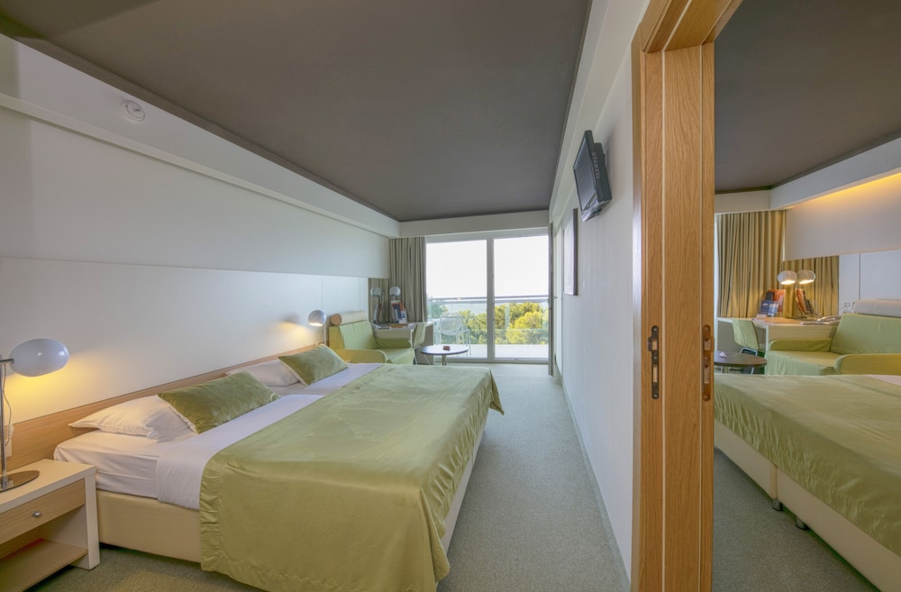 Standard Family Room with Extra Bed and Sea Side Balcony - Photo 7