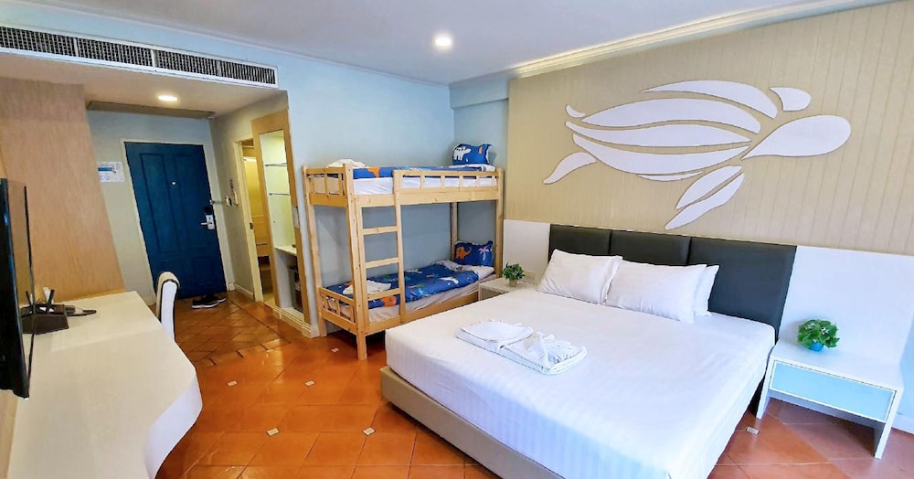 Superior Bunk Bed Pool Access photo 1