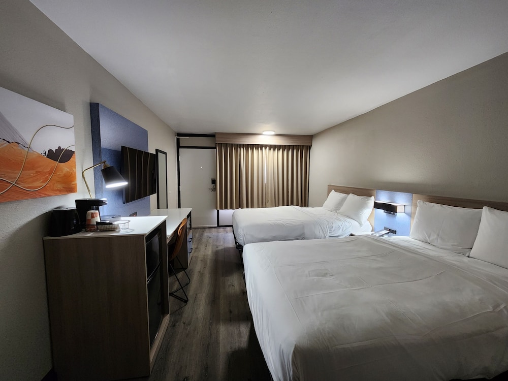 Deluxe Double Room, 2 Double Beds, Non Smoking, Refrigerator & Microwave photo 3