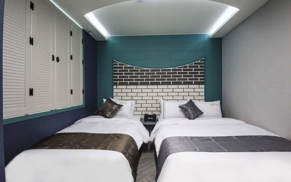 Room (Twin)