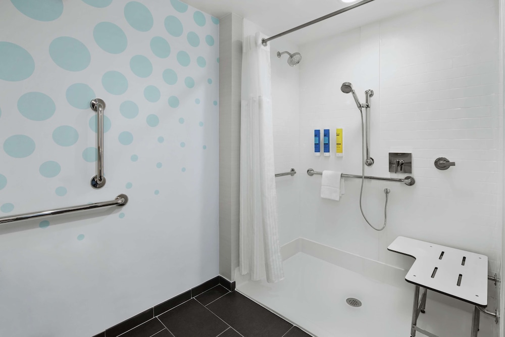 Room, 1 King Bed, Accessible (Hearing, Roll-In Shower)