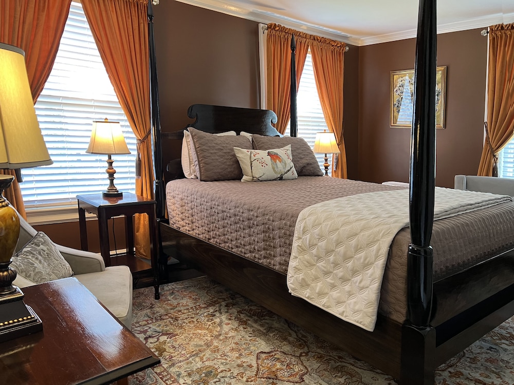 Luxury Suite, 1 Queen Bed, Private Bathroom