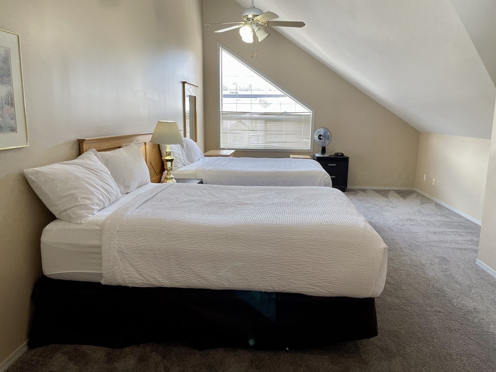 Deluxe Condo, 3 Bedrooms (No Pets) photo 2