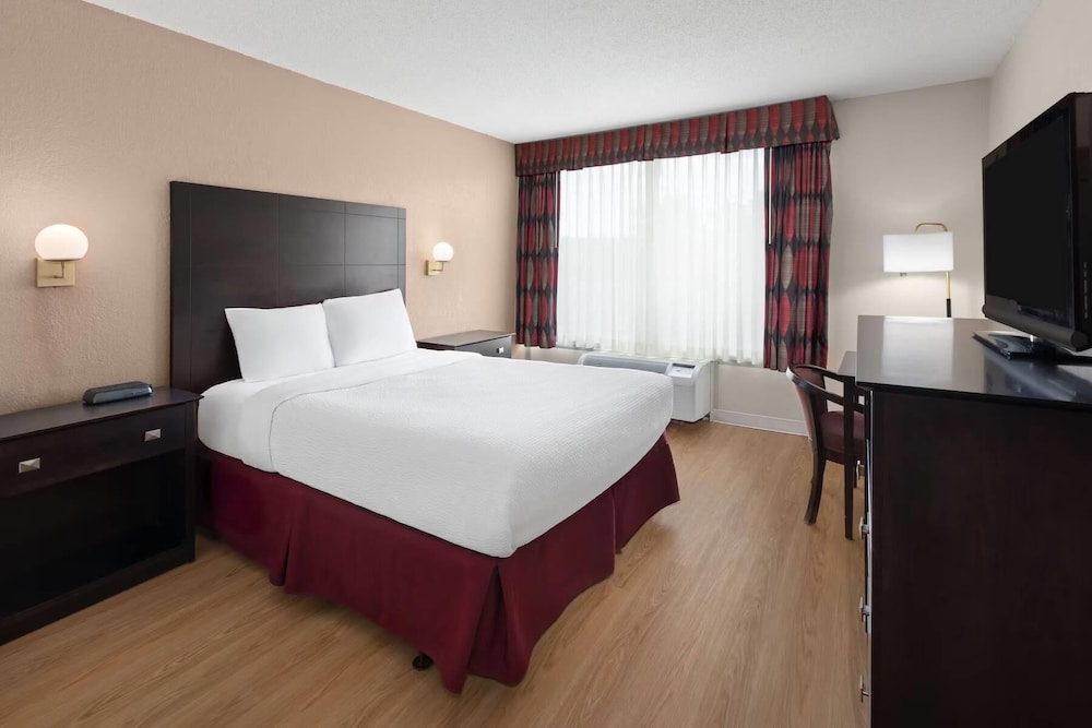 Standard Room, 1 King Bed, Non Smoking - Photo 1