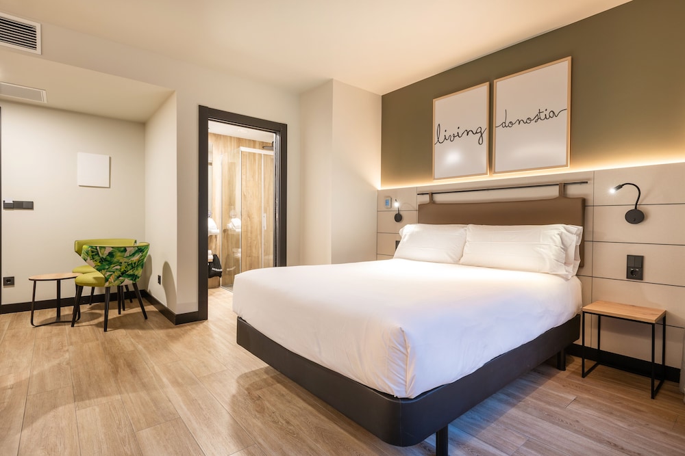 Deluxe Room - Photo 6