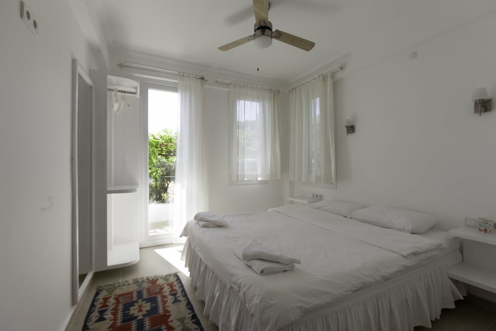 Deluxe Room, 1 Queen Bed with Sofa bed photo 2