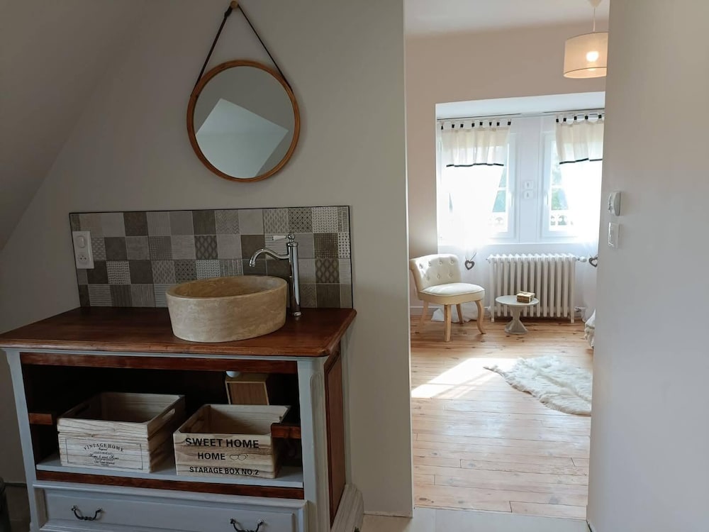 Romantic Double Room, Ensuite, Courtyard View photo 2