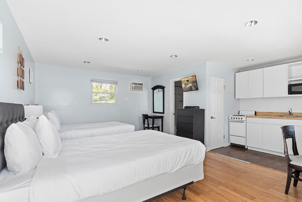 Deluxe Double Room, 2 Queen Beds, Pool View