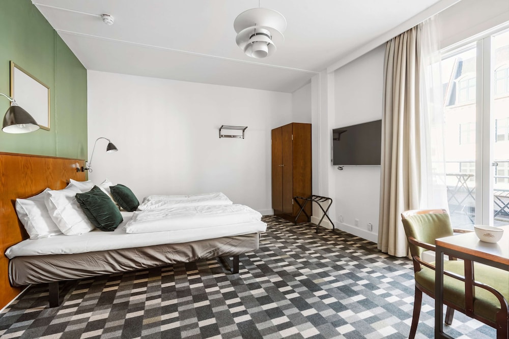 Family Room, 1 King Bed, Non Smoking, Balcony thumbnail 6
