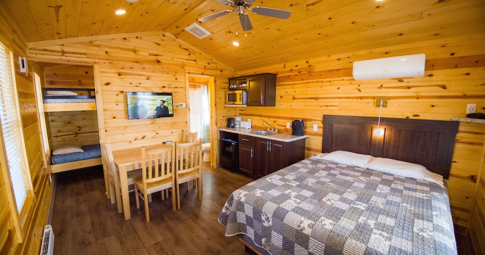 Deluxe Cabin, 1 Bedroom, Kitchenette, Lake View photo 3