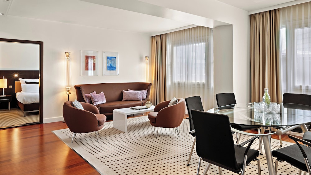 Grand Suite, 1 King Bed (Quiet High Floor) thumbnail 6