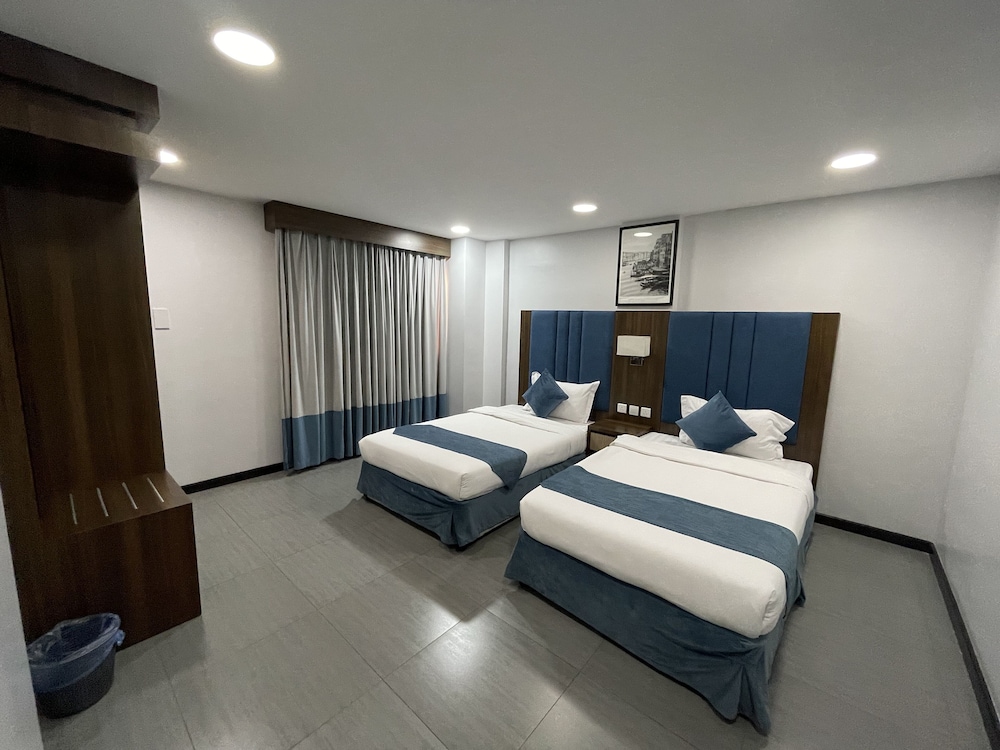 Three Bedroom Apartment - Photo 2