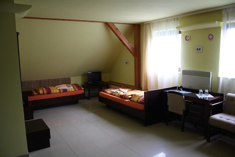 Classic Room, Multiple Beds photo 1