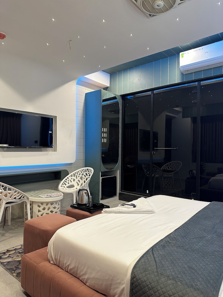 Luxury Suite, City View