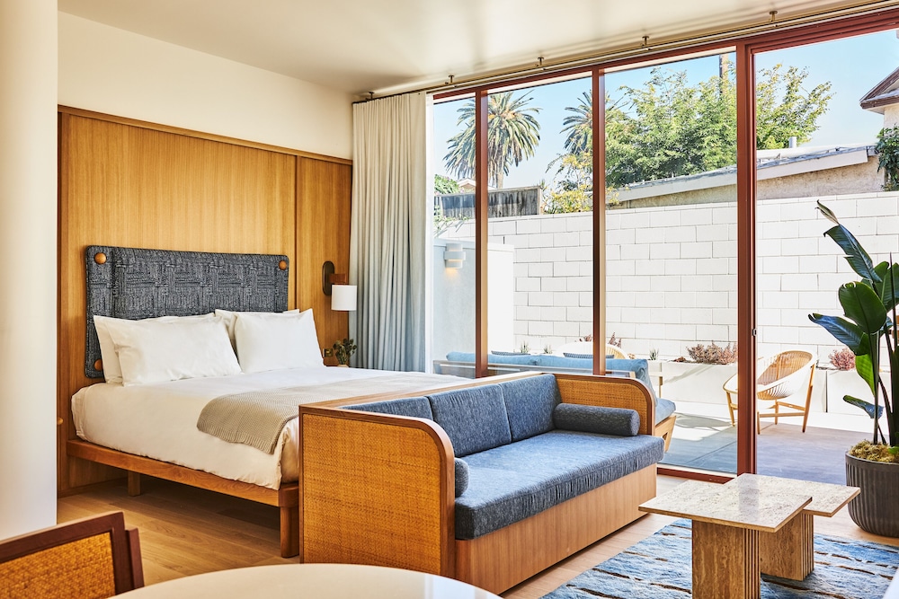 Premier Room, 1 King Bed, Patio