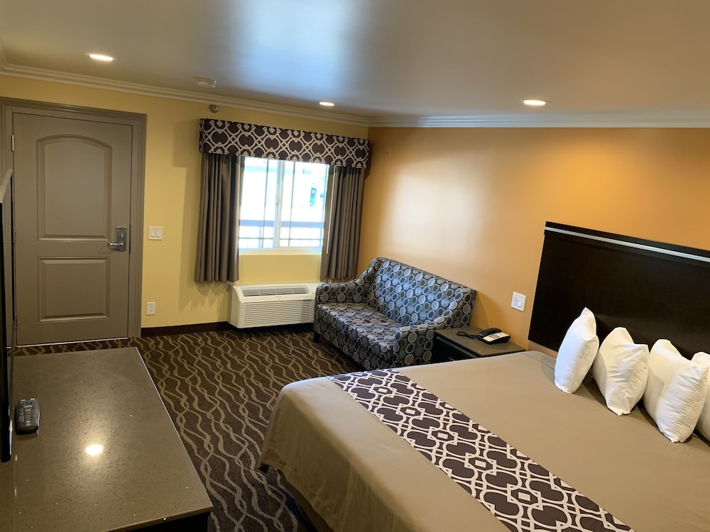 Deluxe Room, 1 King Bed, Non-Smoking - Photo 7