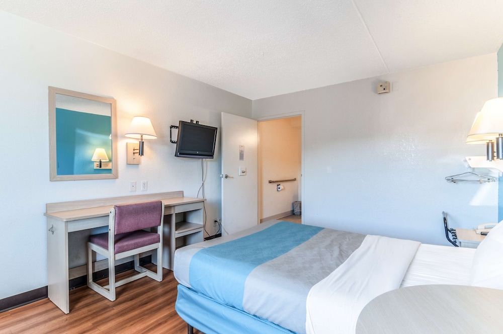 Deluxe Suite, 1 King Bed, Non Smoking, Hot Tub