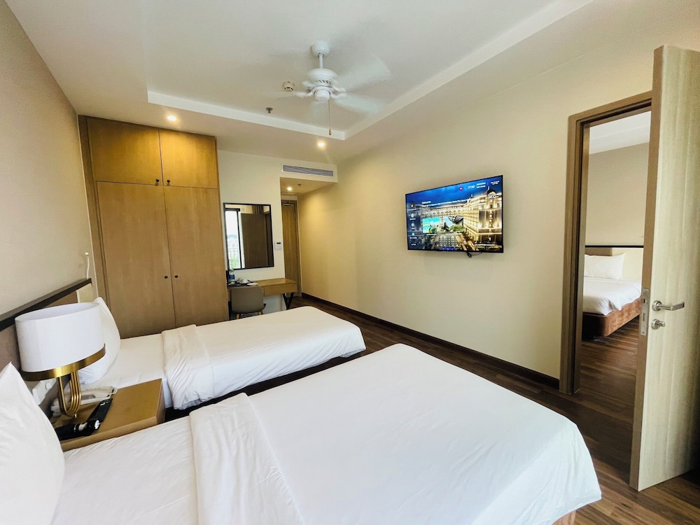 Family Room, Pool View - Photo 4