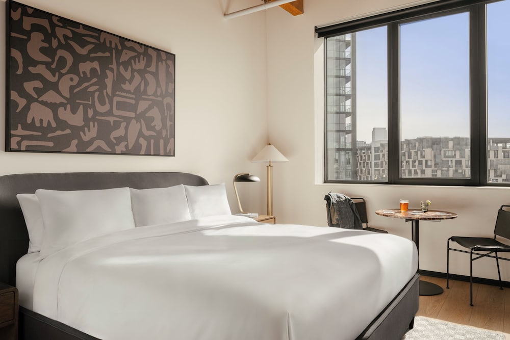 Superior Studio, 1 King Bed, City View