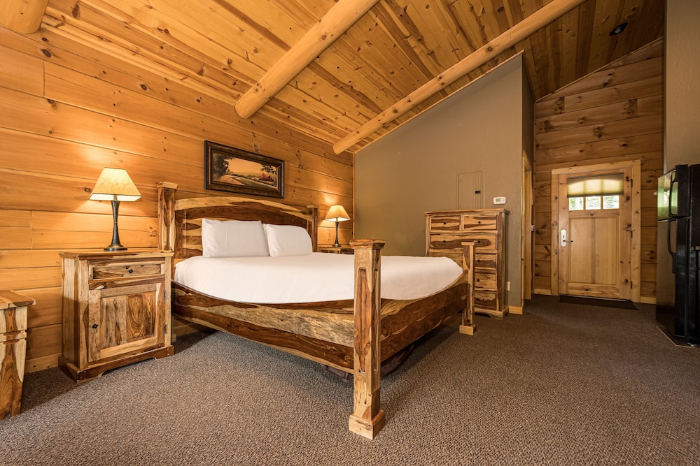 C 49R - Comfort Cabin,1 King Bed, Pet Friendly, Mountainside (May hear neighbors) photo 2